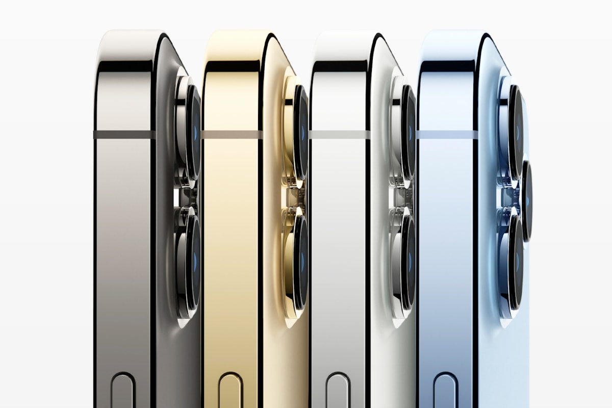 Vier Smartphones aufgereiht von der Seite in schwarz, gold, silber und blau auf weißem Hintergrund