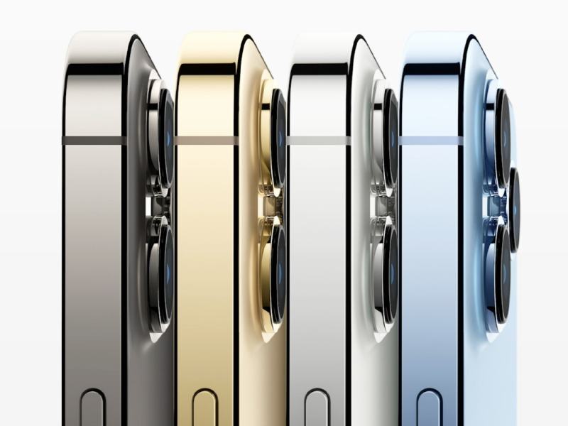 Vier Smartphones aufgereiht von der Seite in schwarz, gold, silber und blau auf weißem Hintergrund