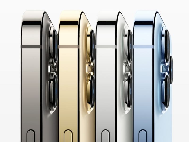 Vier Smartphones aufgereiht von der Seite in schwarz, gold, silber und blau auf weißem Hintergrund