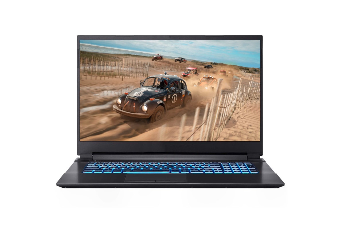 Schwarzer Gaming-Laptop aufgeklappt von vorne mit blau leuchtender Tastatur zeigt Bild von Autorennspiel auf weißem Hintergrund