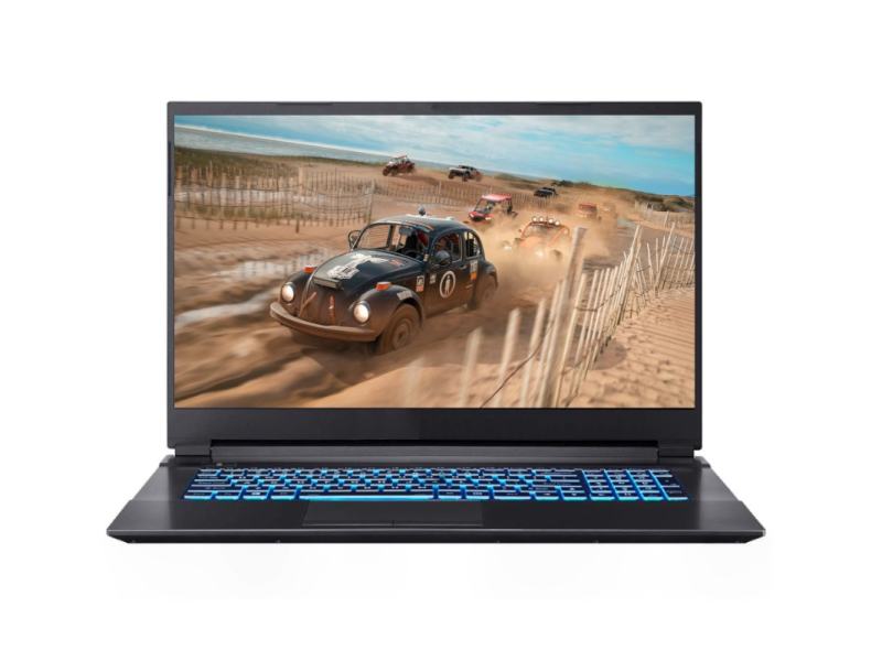 Schwarzer Gaming-Laptop aufgeklappt von vorne mit blau leuchtender Tastatur zeigt Bild von Autorennspiel auf weißem Hintergrund