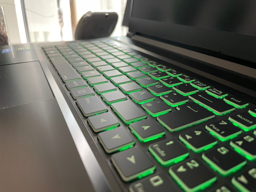 Detailaufnahme grün leuchtende Tastatur von Notebook