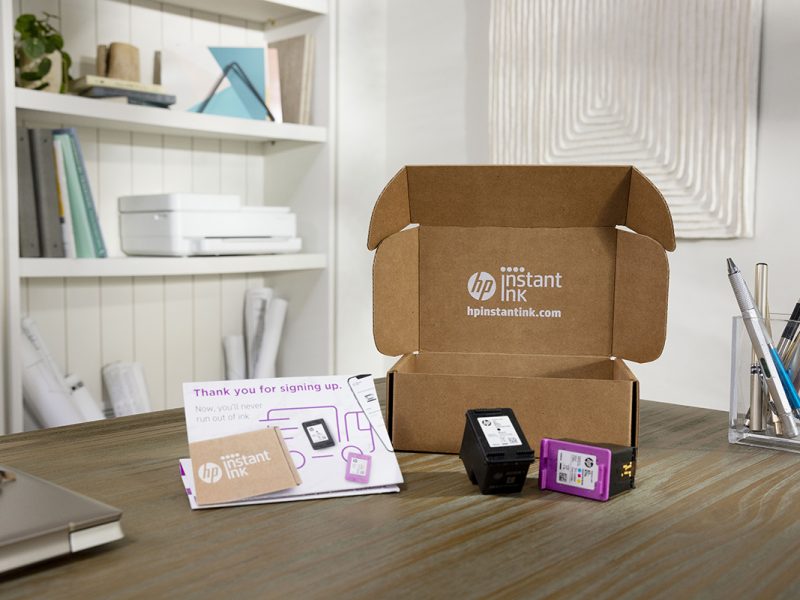 HP Instant Ink Versandpaket mit Tintenpatronen