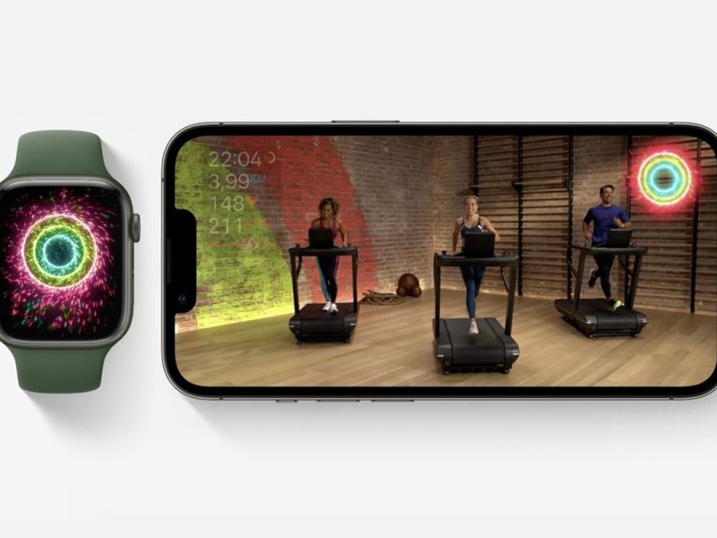 Eine Apple Watch neben einem iPhone