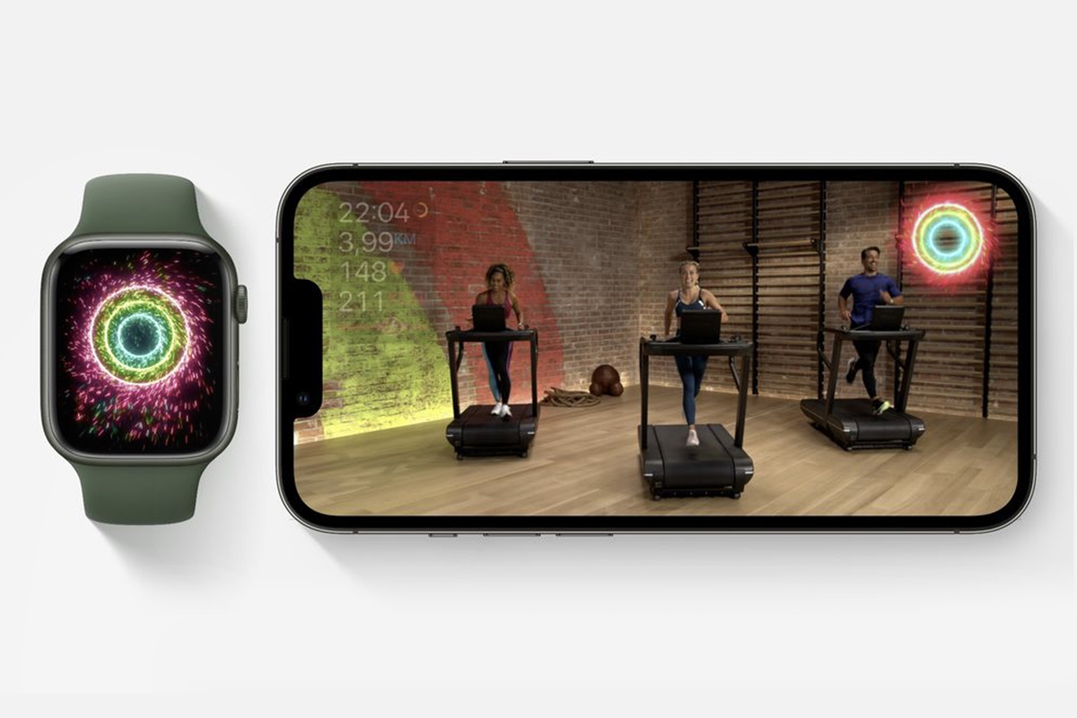 Eine Apple Watch neben einem iPhone