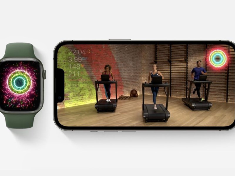 Eine Apple Watch neben einem iPhone