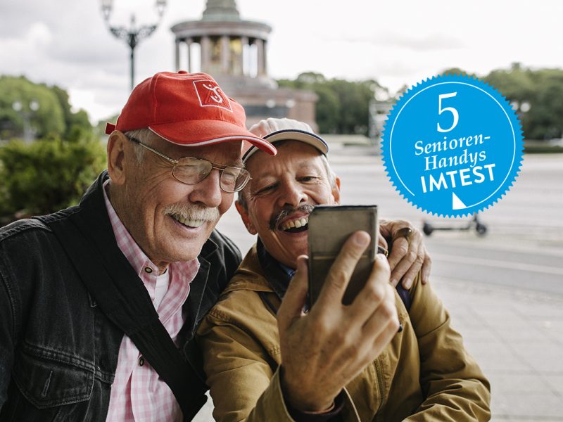 Zwei Senioren machen ein Selfie