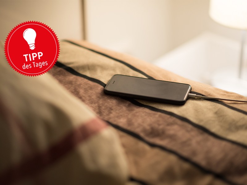 Smartphone liegt auf einem Bett