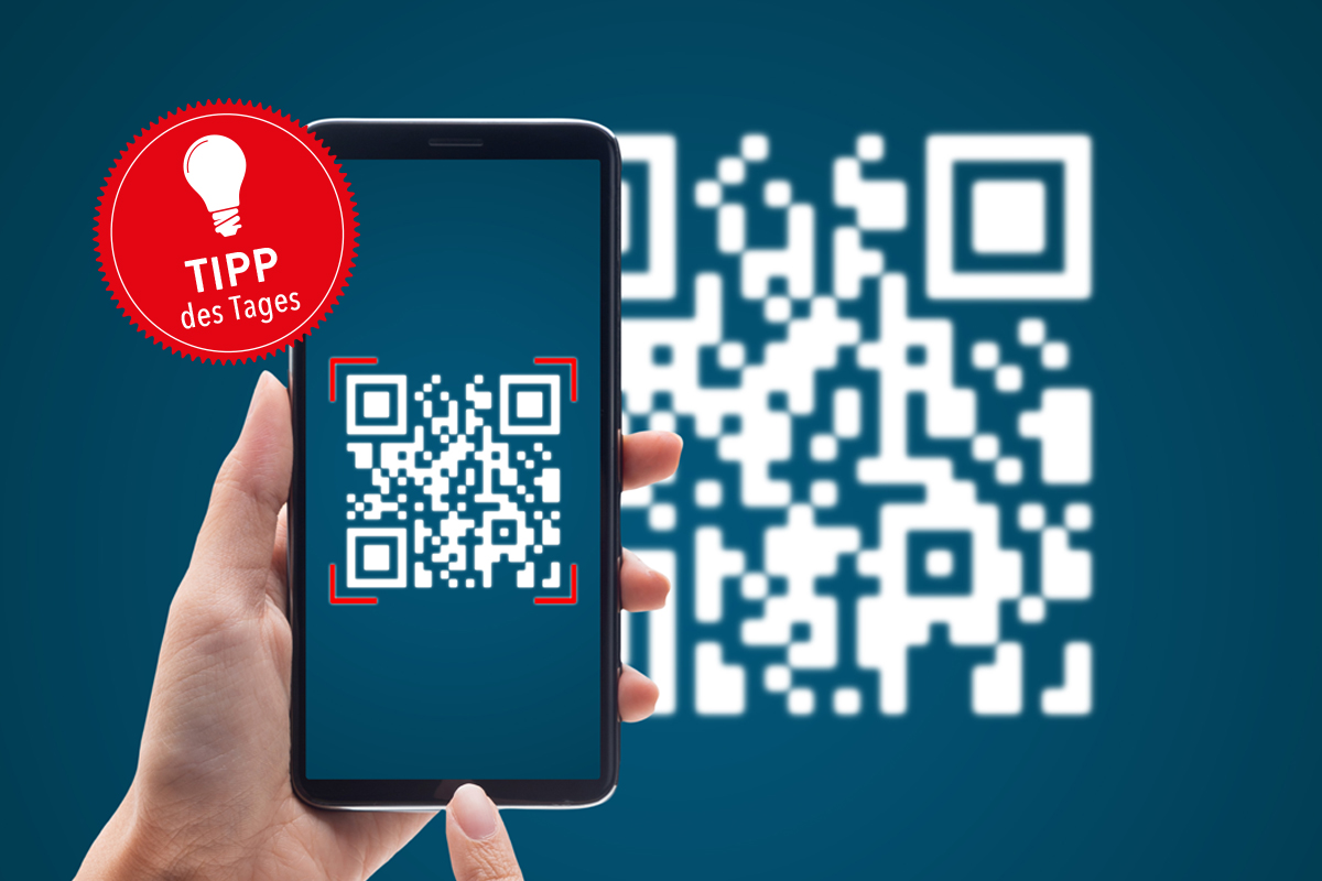 Ein Smartphone scannt einen QR-Code