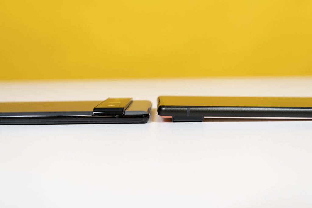 Die Google Pixel-6-Smartphones von der Seite aus fotografiert. Sie ragen dabei unterschiedlich in die Höhe, da ihr Kameramodul jeweils deutlich aus dem Gehäuse hervorragt. 