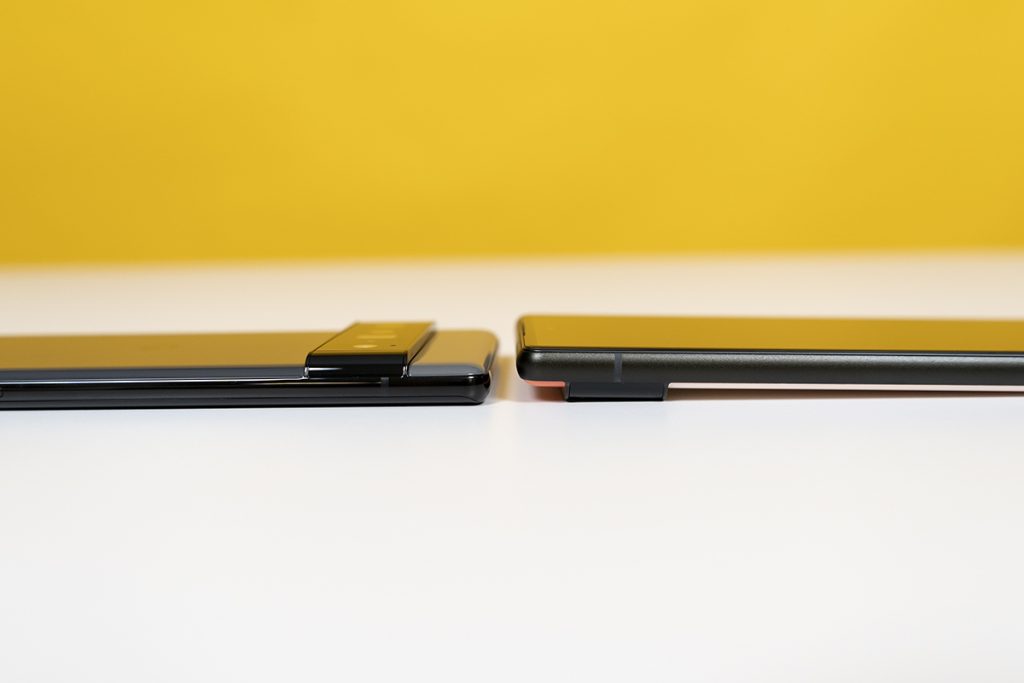 Die Google Pixel-6-Smartphones von der Seite aus fotografiert. Sie ragen dabei unterschiedlich in die Höhe, da ihr Kameramodul jeweils deutlich aus dem Gehäuse hervorragt.