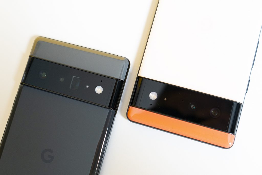 Google Pixel 6-Smartphones liegen nebeneinander. Die nRückseite mit den Kameramodulen zeigt nach oben.