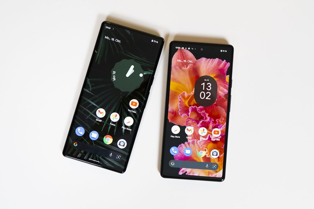 Die beiden neuen Pixel-Smartphones liegen nebeneinander. Dabei zeigen die Displays nach oben.