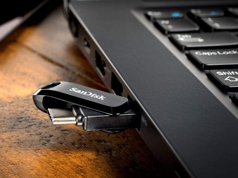 Das Bild zeigt den USB Stick von San Disk eingesteckt in einen Laptop