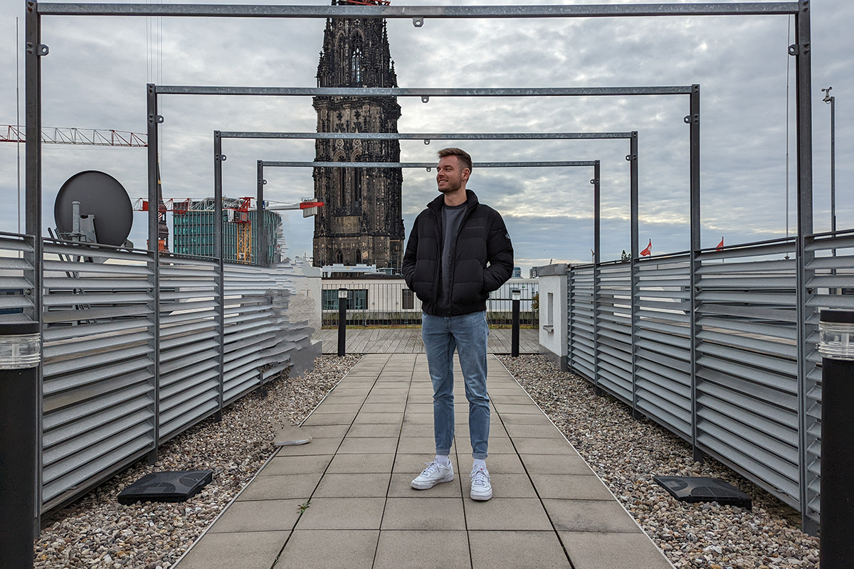 Eine Person steht vor einem Kirchturm