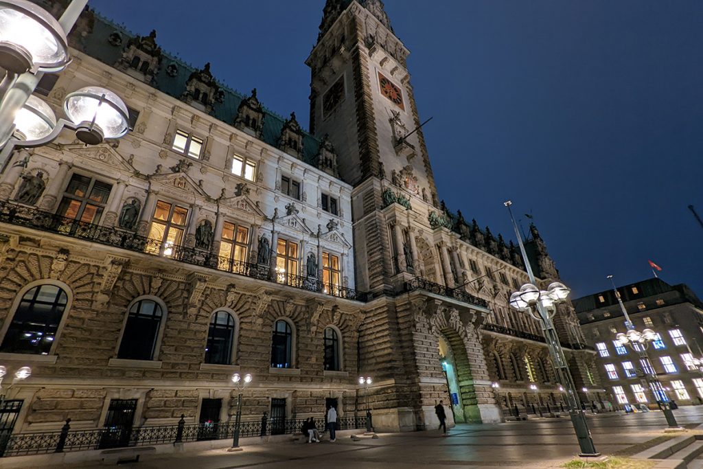 Foto vom Hamburger Rathaus bei Nacht