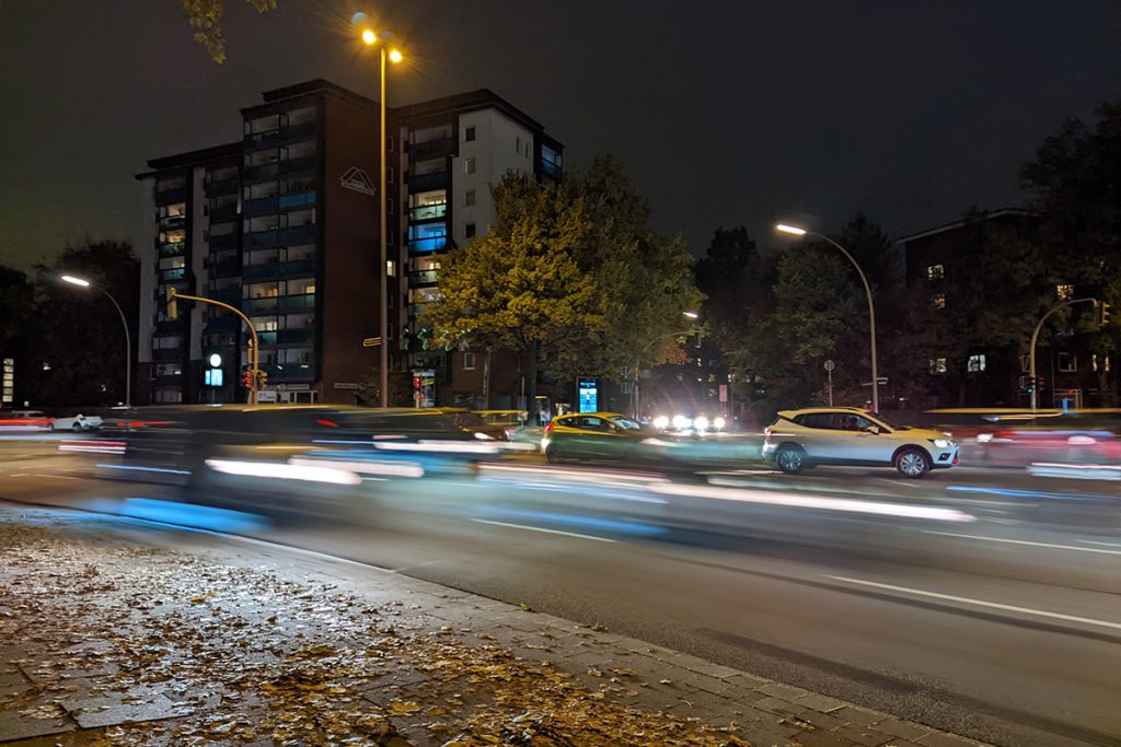 Straßenverkehr bei Nacht mit Unschärfe-Effekt