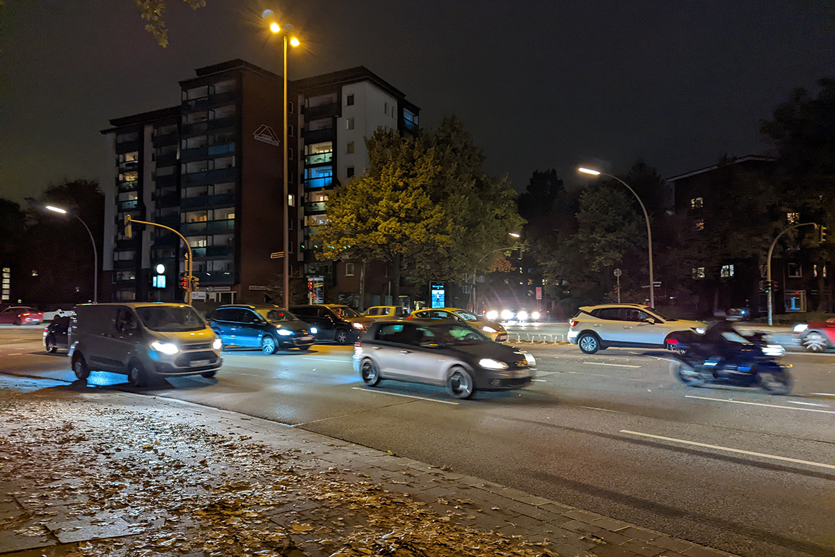 Straßenverkehr bei Nacht