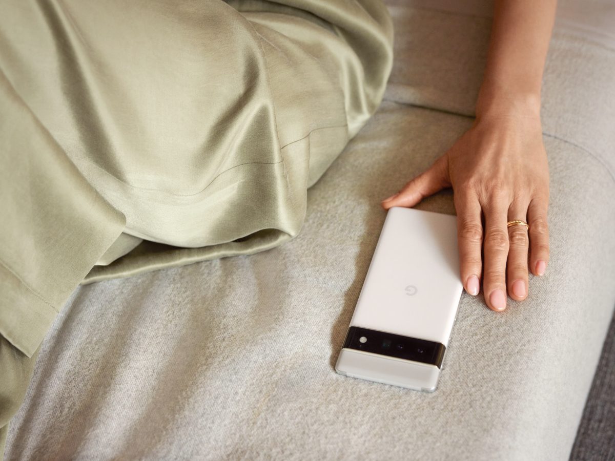 Ein Smartphone liegt auf einem Bett