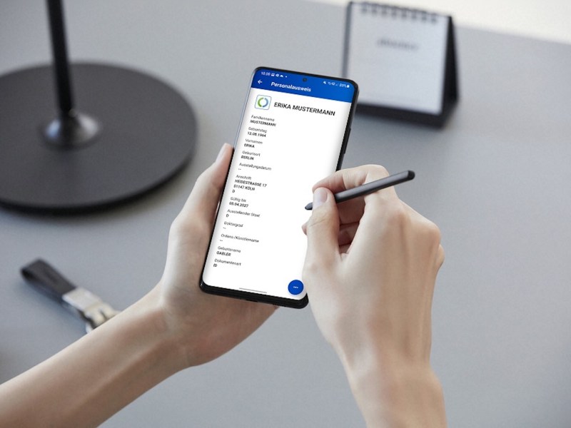 Eine Hand bedient ein Smartphone