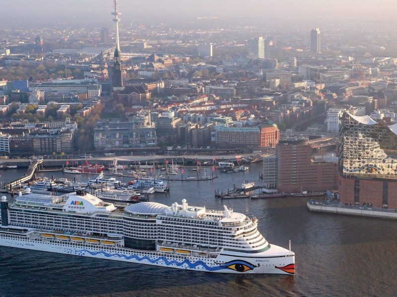 Ein Schiff im Hamburger Hafen