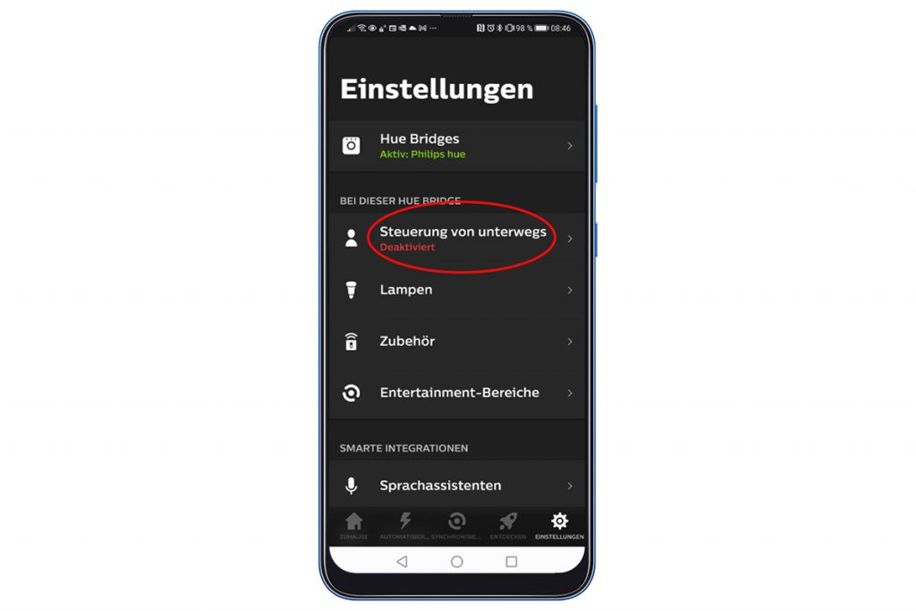 Smartphone zeigt geöffnete App auf weißem Hintergrund