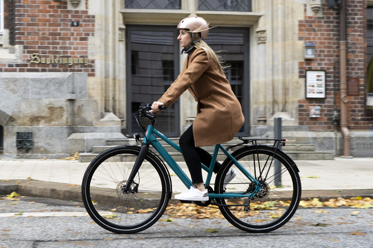 Frau fährt auf dem türkisen Bike BEZN Brussels.