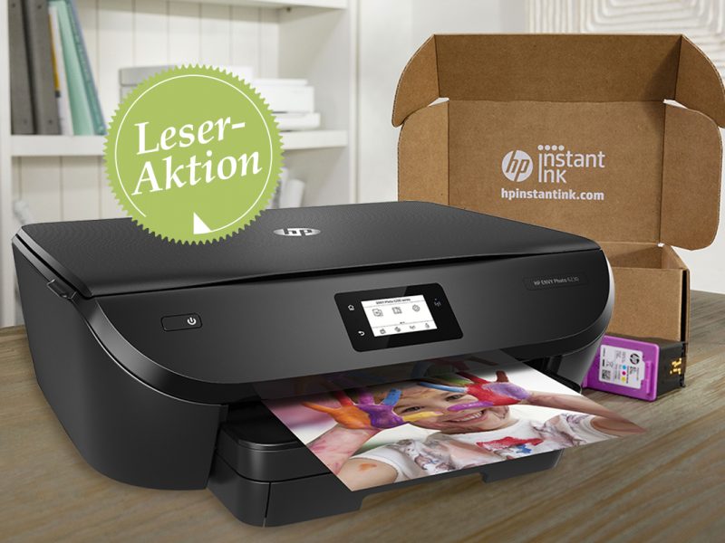 Der Drucker HP Envy 6230 und ein Paket des Tinten-Abos.
