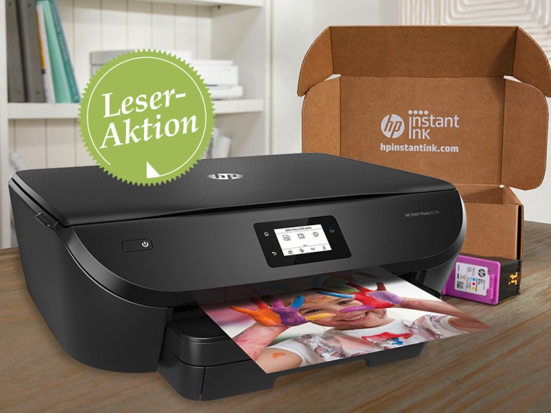 Der Drucker HP Envy 6230 und ein Paket des Tinten-Abos.