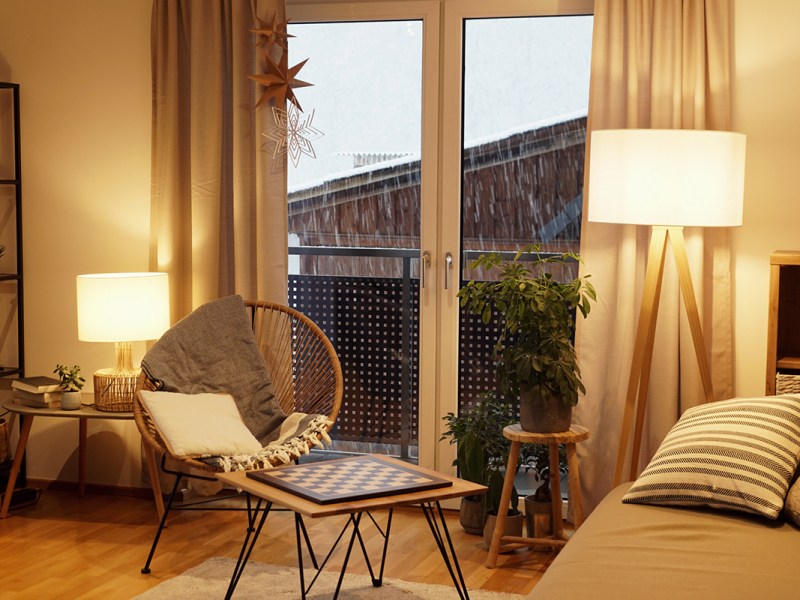 Warm beleuchtetes Wohnzimmer