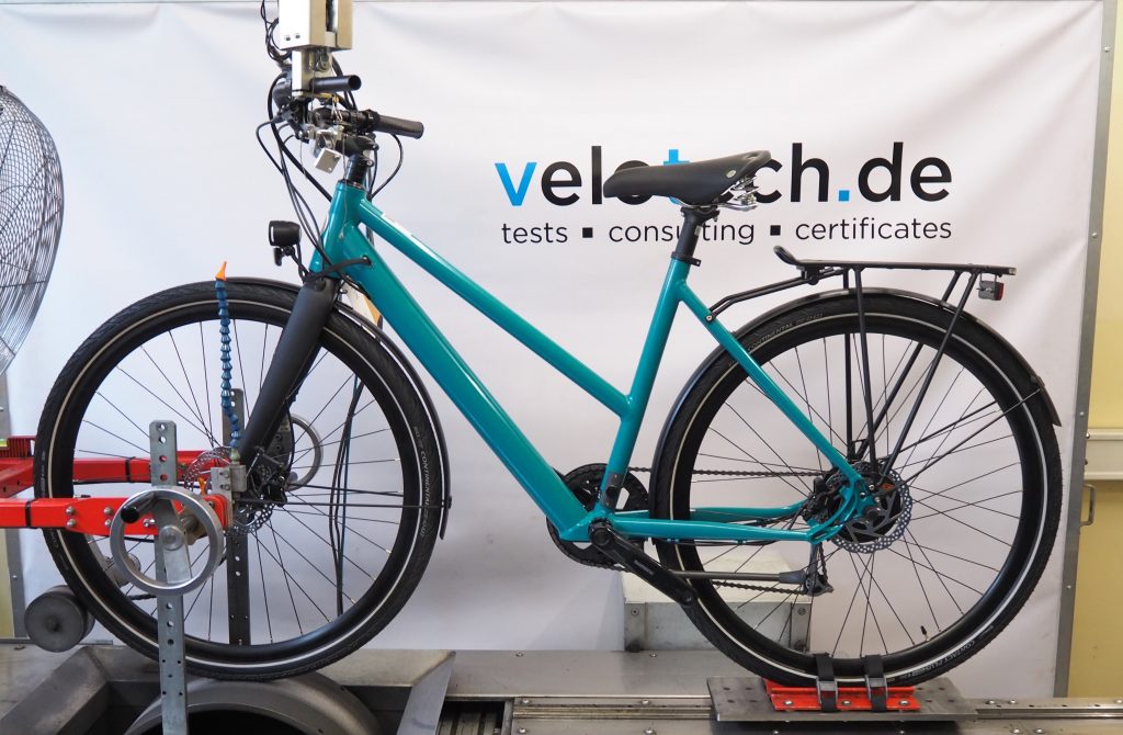 E-Bike auf Bremsenprüfstand im Labor der Velotech GmbH.