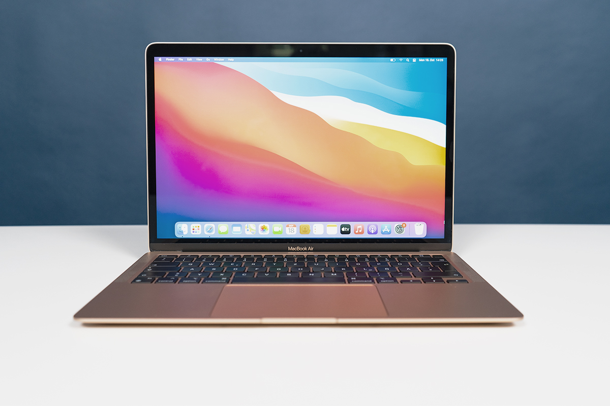 Aufgeklapptes MacBook in Gold mit buntem Bildschirm