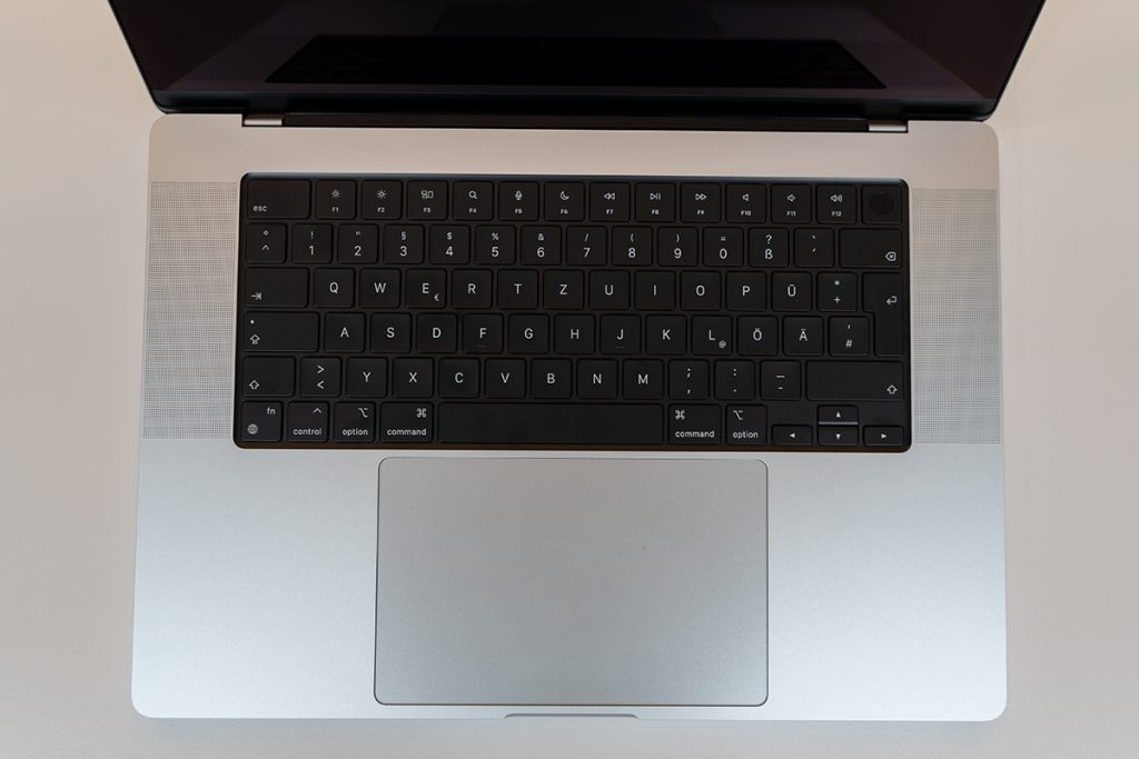 MacBook Pro 2021 Tastatur und Maisfeld