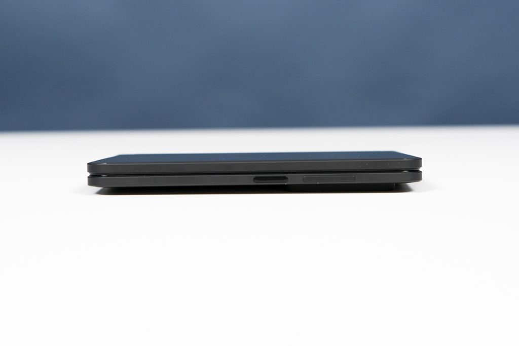 Microsoft Surface Duo 2 zugeklappt mit abstehender Kamera