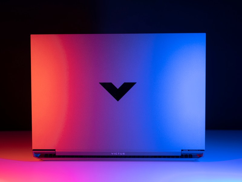 HP Victus 16 mit roten und blauen LEDs beleuchtet