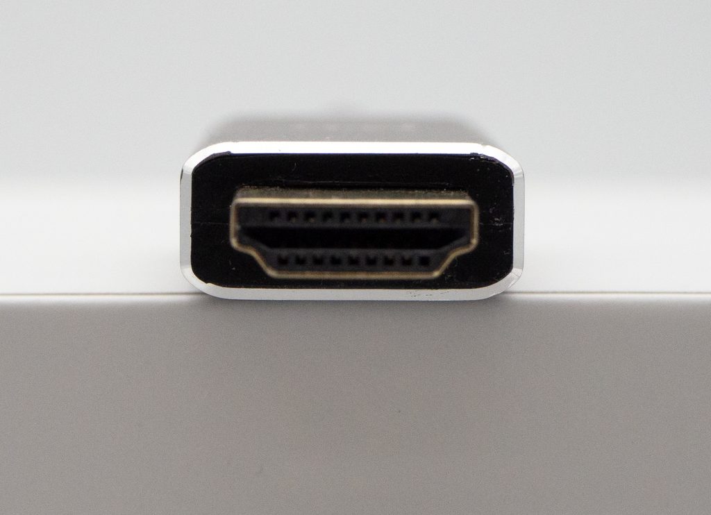Detail HDMI Stecker auf weißem Grund