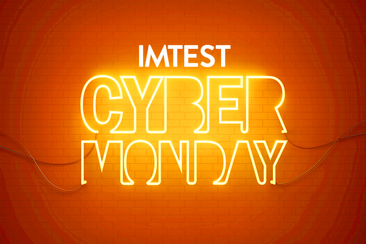 Orangene Wand mit IMTEST-Logo und Cyber Monday Leuchtschrift