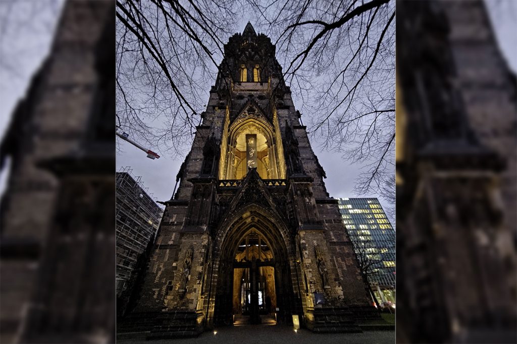 Foto von einer Kirche bei Abend