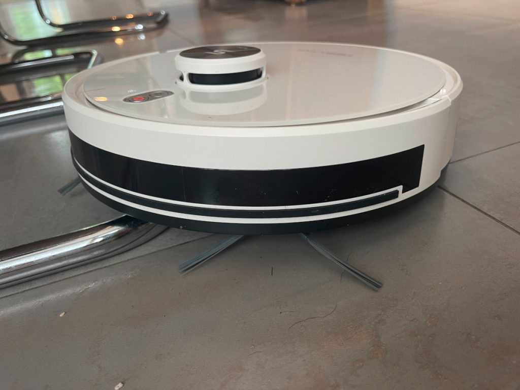 Weißer Saugwischroboter auf grauen Fliesen