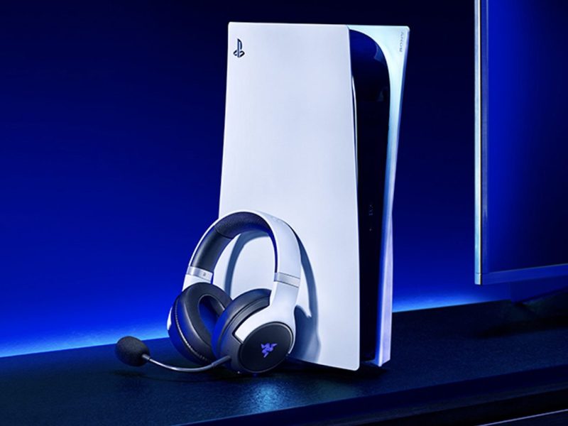 Ein Headset neben einer Playstation 5