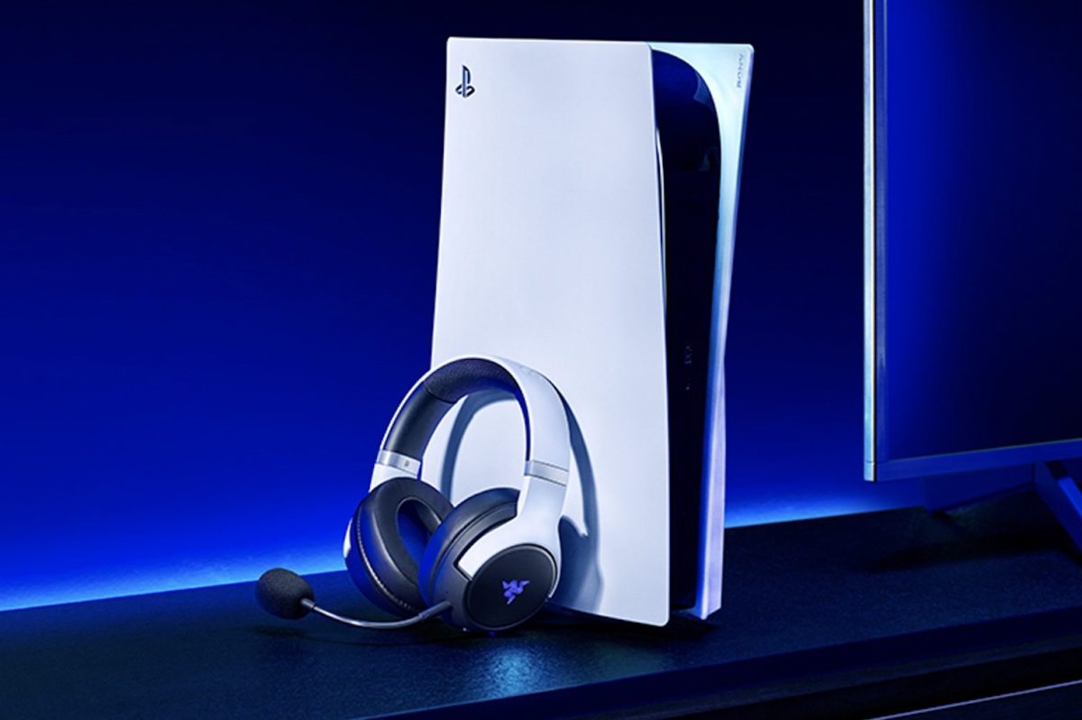 Ein Headset neben einer Playstation 5