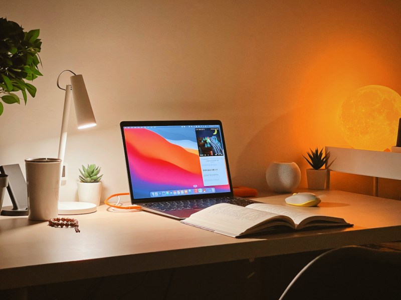 MacBook Air M1 liegt auf einem Schreibtisch.