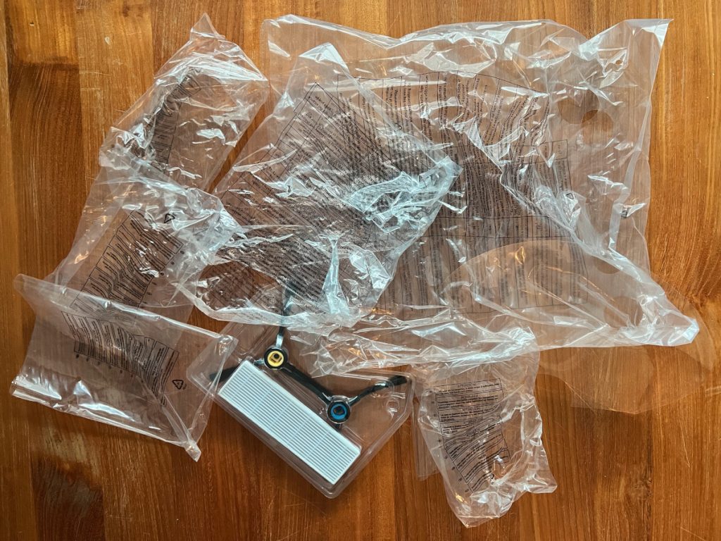 Plastiktüten und Verpackung unordentlich auf Holzboden