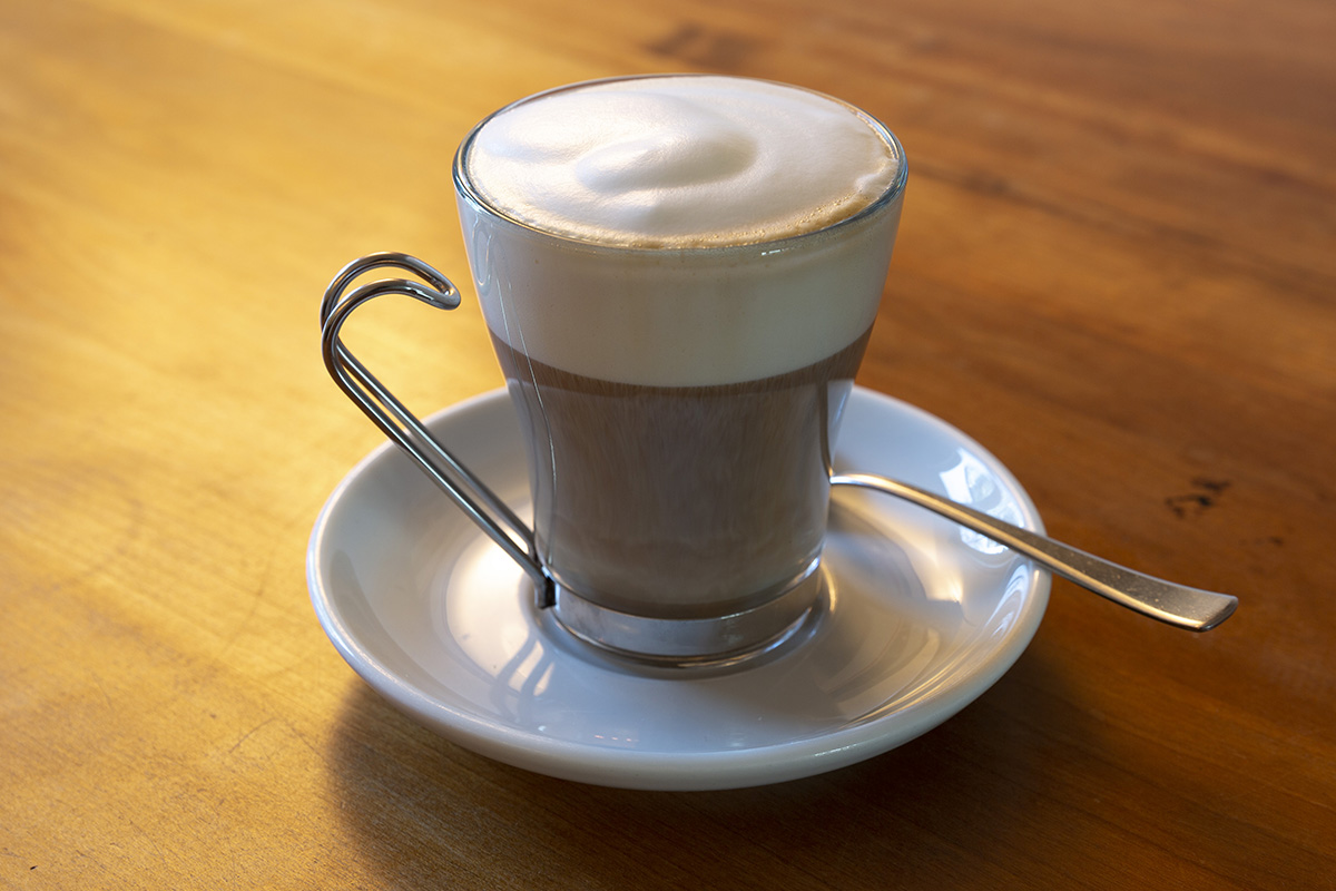 Cappuccino in Becher mit flachem Schaum
