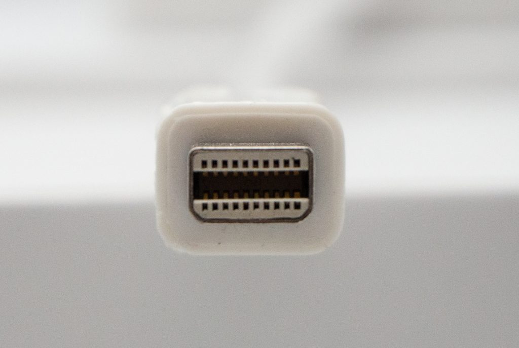 Weißer Mini DP Stecker auf weißem Untergrund