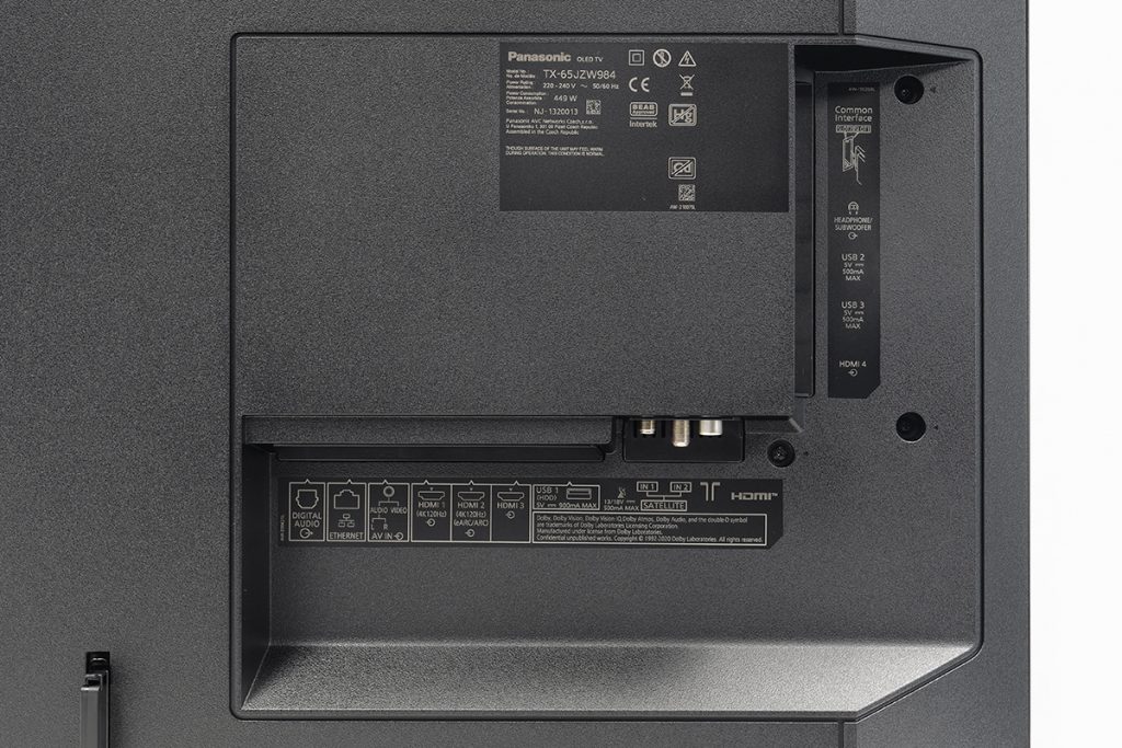 Detailansicht der Rückseite des Flachbild-TVs Panasonic TX-JZW984 mit diversen Anschlüssen wie HDMI oder Antenne.