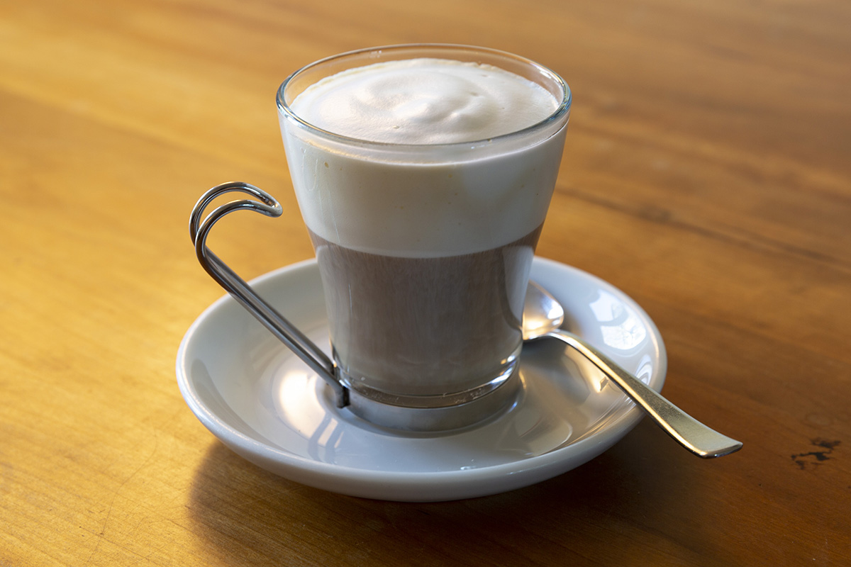 Cappuccino in Becher mit flachem Schaum
