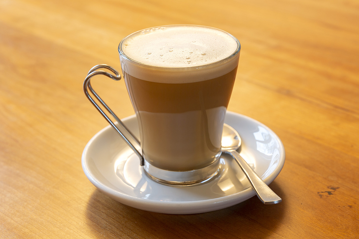 Cappuccino in Becher mit flachem Schaum