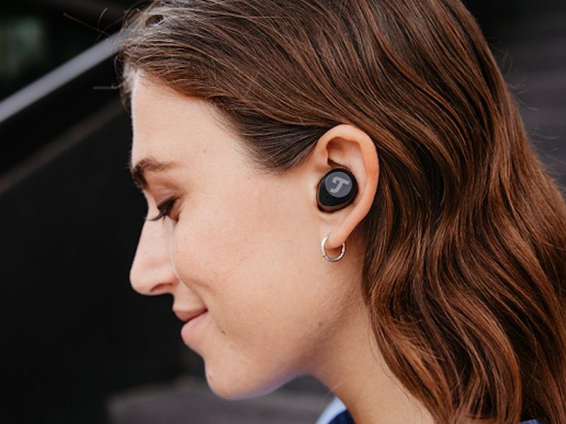 Eine Frau mit einem In-Ear-Kopfhörer