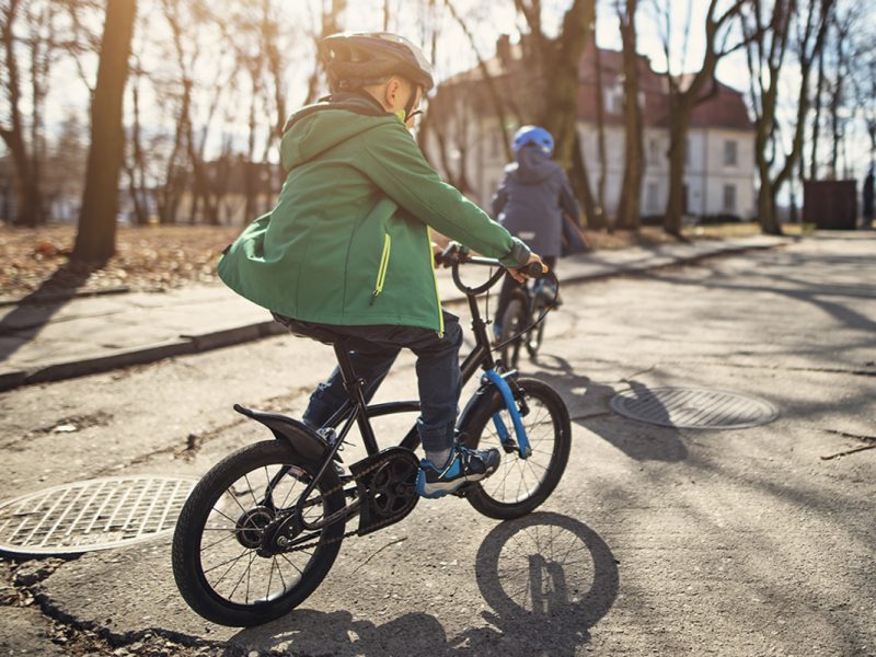 Zwei Jungen fahren Fahrrad.
